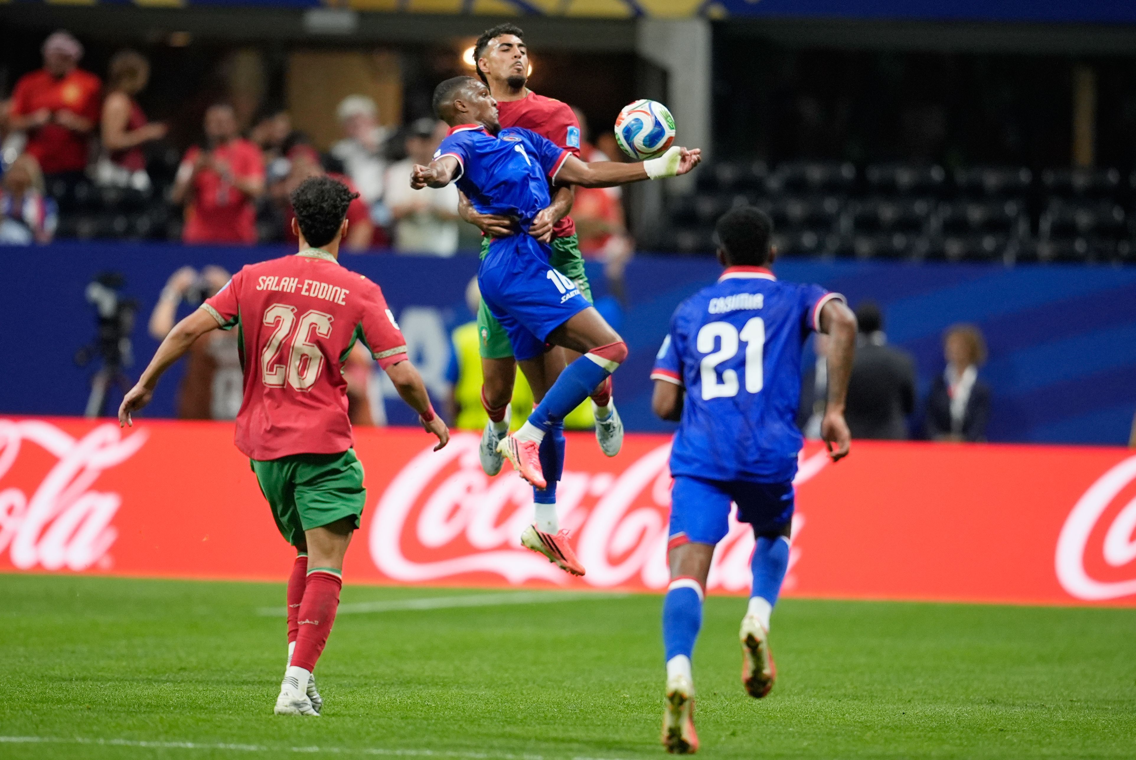 Zweikampf beim WM-Spiel zwischen Marokko und Haiti.