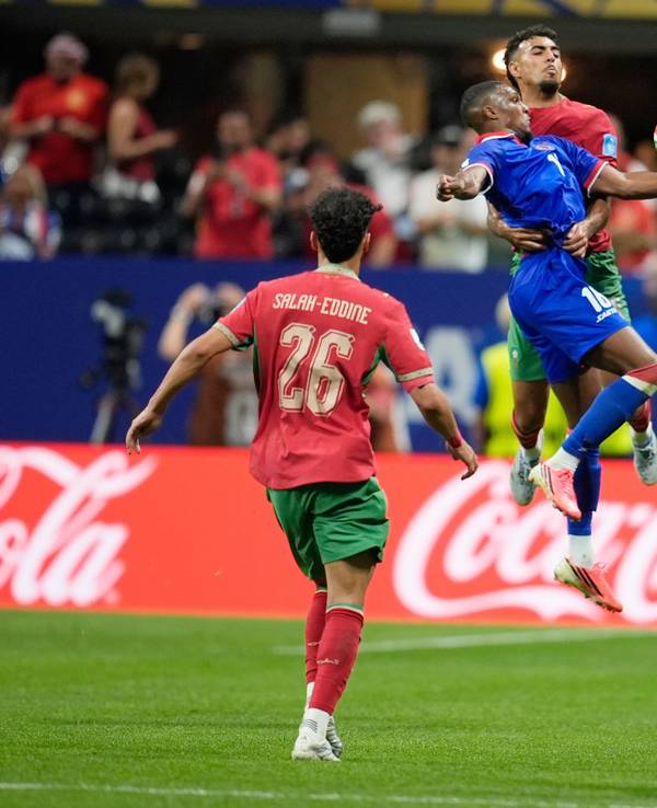 Zweikampf beim WM-Spiel zwischen Marokko und Haiti.