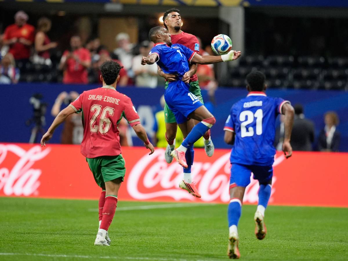 Zweikampf beim WM-Spiel zwischen Marokko und Haiti.