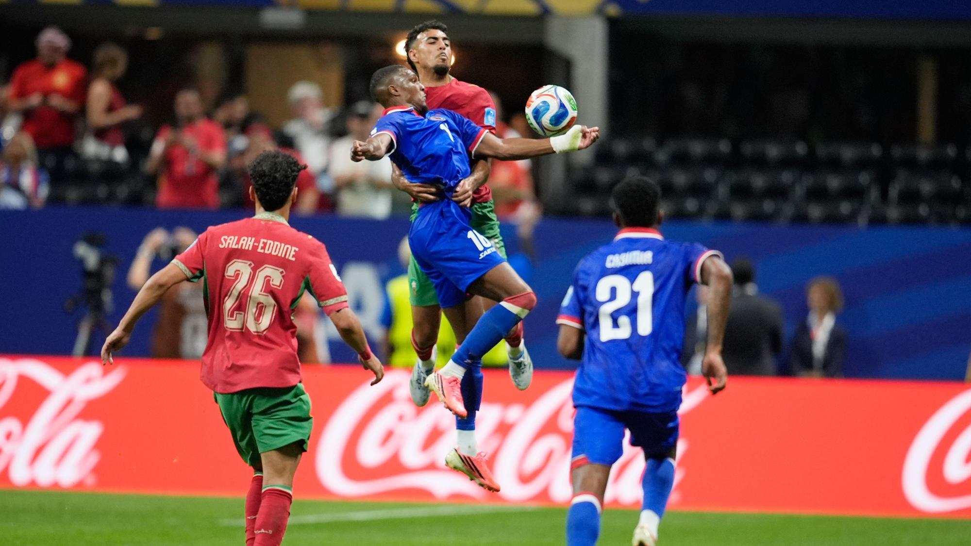 Zweikampf beim WM-Spiel zwischen Marokko und Haiti.