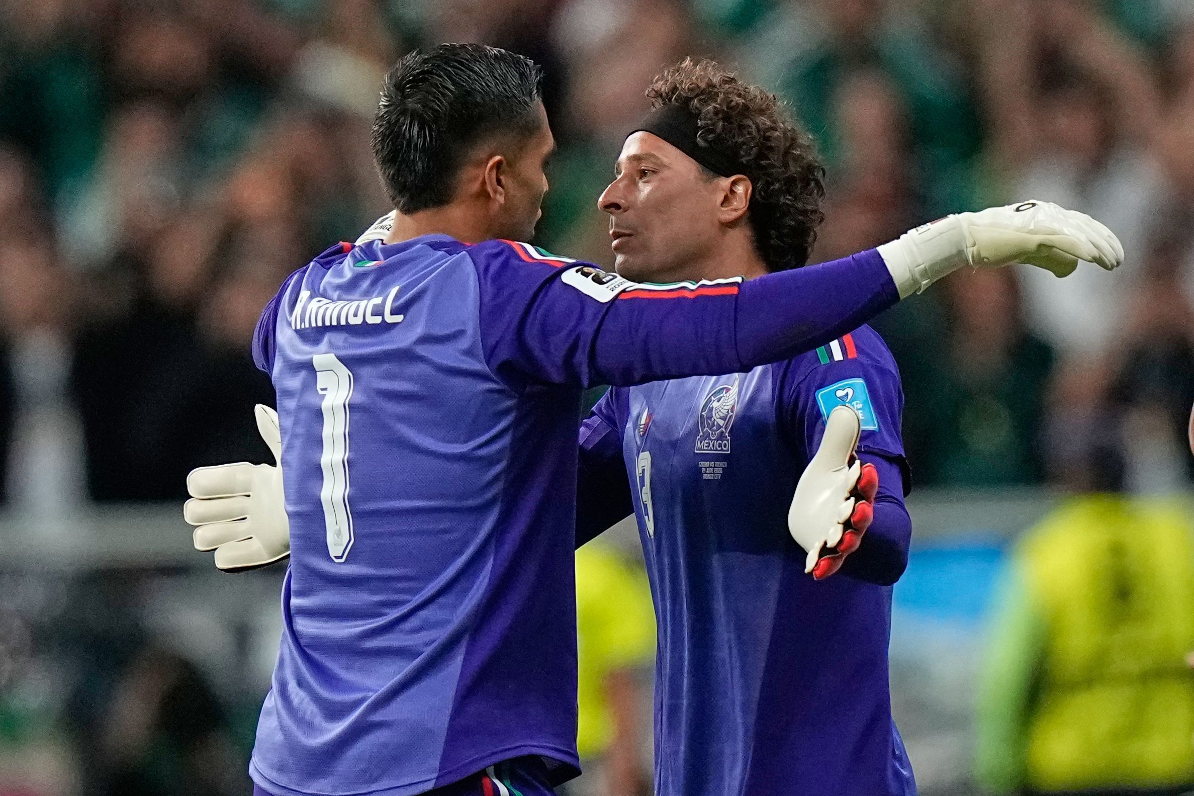 Der mexikanische Torhüter Guillermo Ochoa wird für seinen Teamkollegen Raúl Rangel eingewechselt.