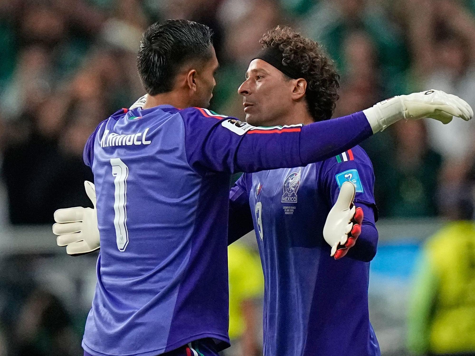 Der mexikanische Torhüter Guillermo Ochoa wird für seinen Teamkollegen Raúl Rangel eingewechselt.