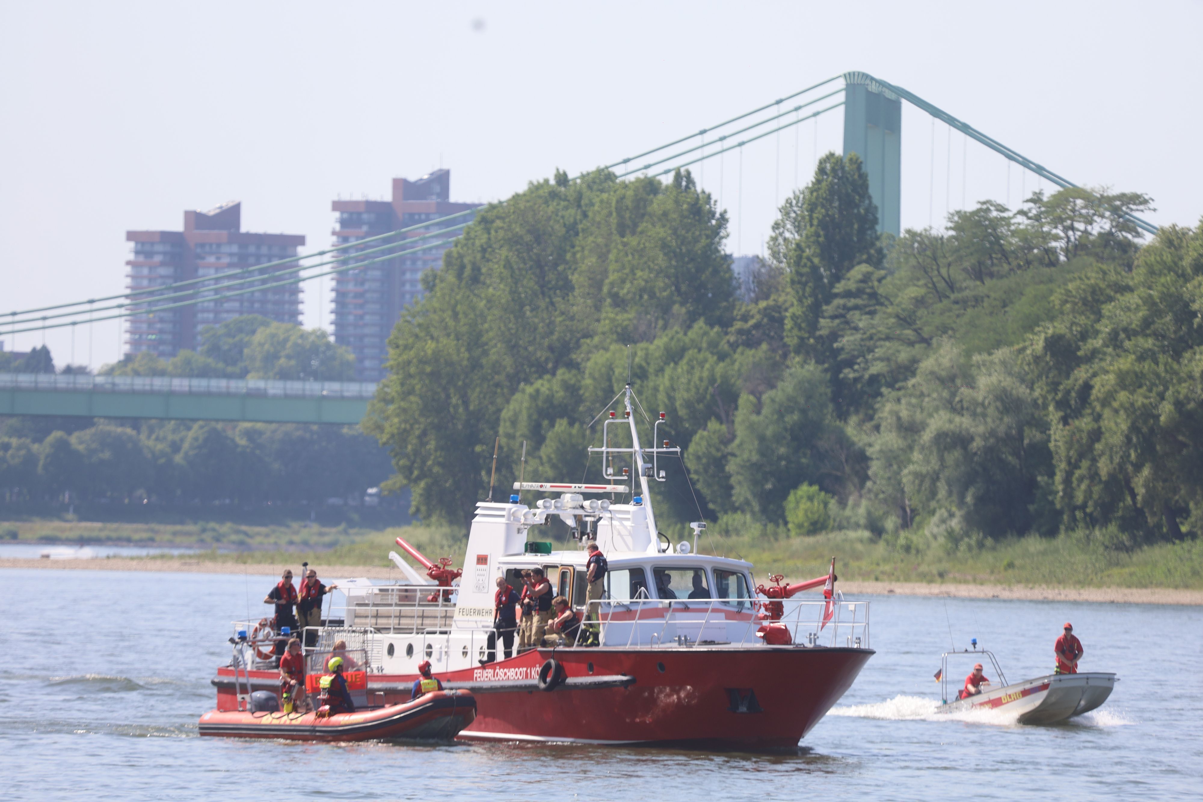 Boote von Feuerwehr und DLRG auf dem Rhein