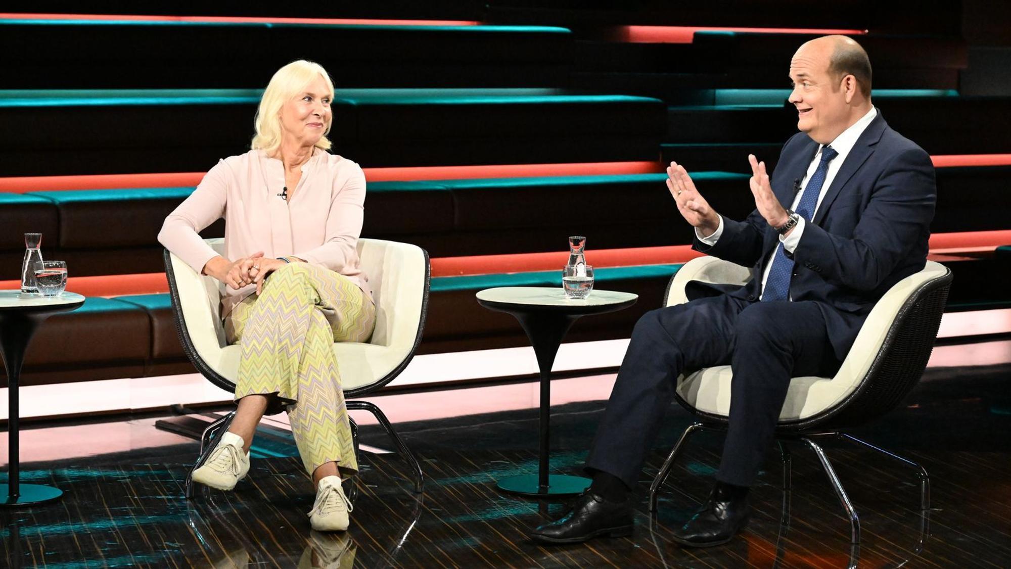 Journalist Robin Alexander erklärte, dass der Fußball für Politiker auch eine Art „Popularitätsressource“ sei. (Bild: Cornelia Lehmann / ZDF)