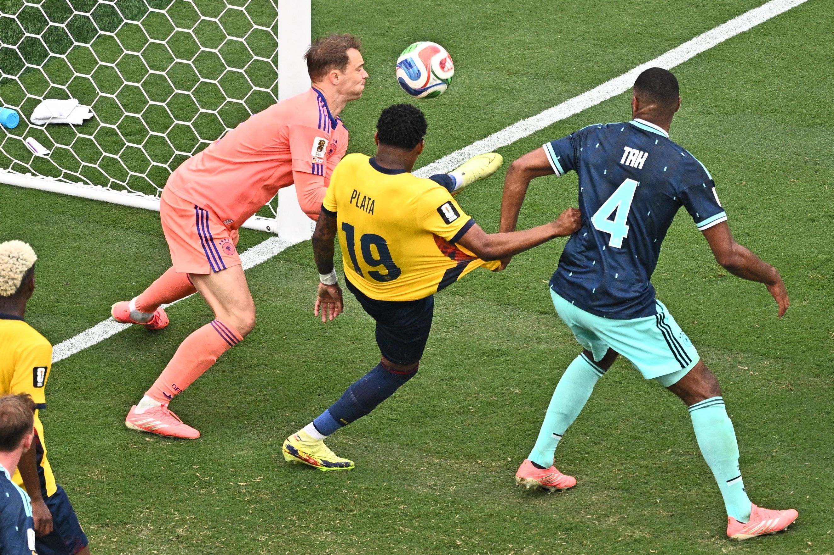 Gonzalo Plata (M, Ecuador) trifft zum 2:1.
