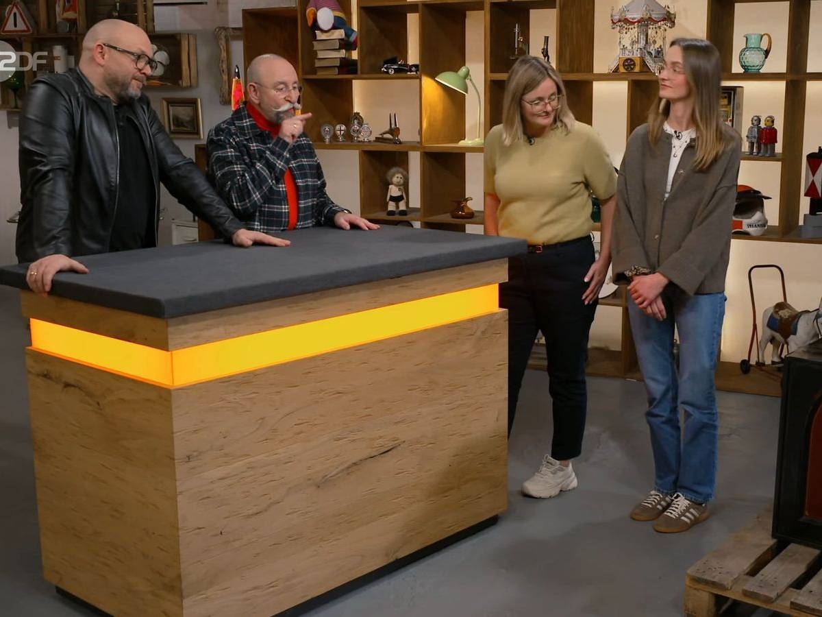 Genau so oder auch gerne auch noch wuchtiger: Horst Lichter (Zweiter von links) hätte das gute Stück in der Donnerstagsfolge von „Bares für Rares“ am liebsten selbst mitgenommen. (Bild: ZDF)