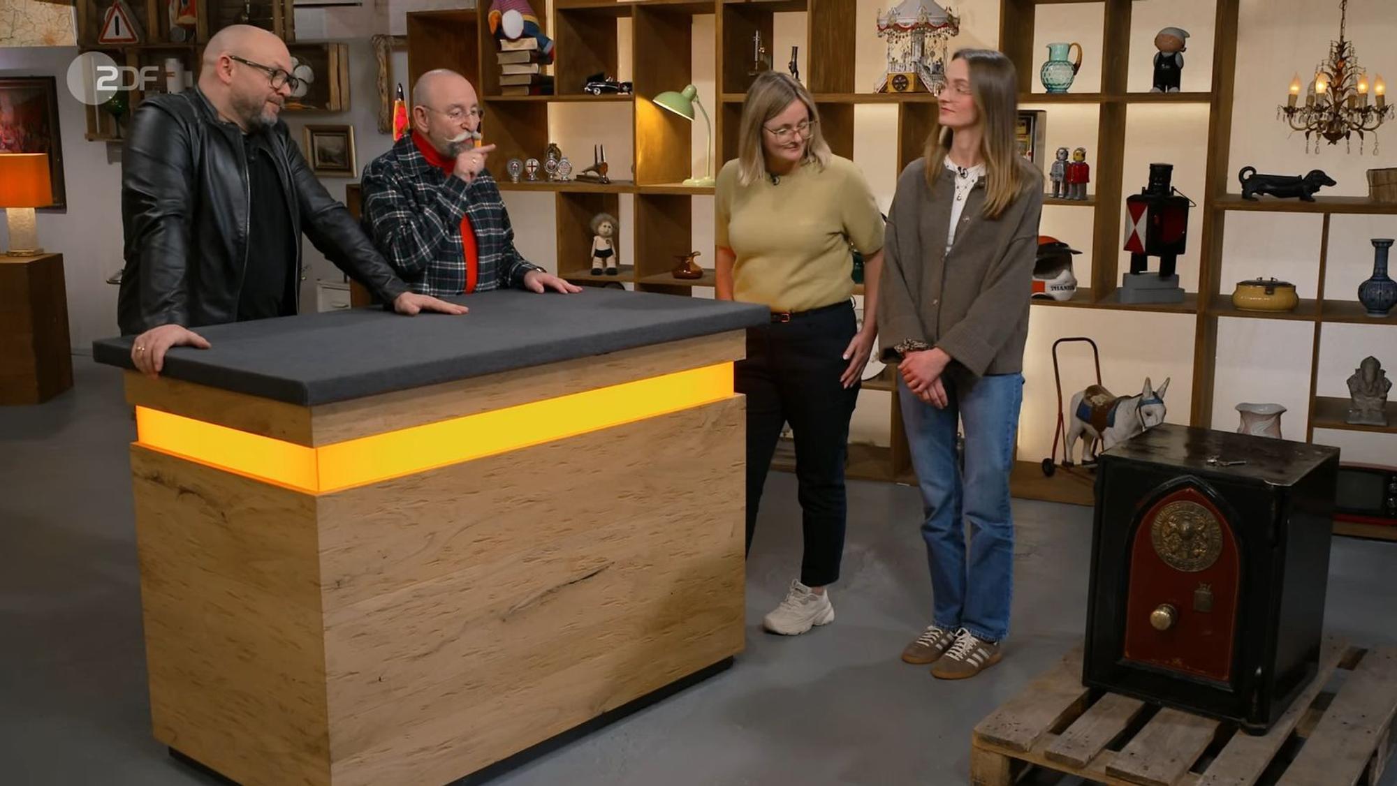Genau so oder auch gerne auch noch wuchtiger: Horst Lichter (Zweiter von links) hätte das gute Stück in der Donnerstagsfolge von „Bares für Rares“ am liebsten selbst mitgenommen. (Bild: ZDF)