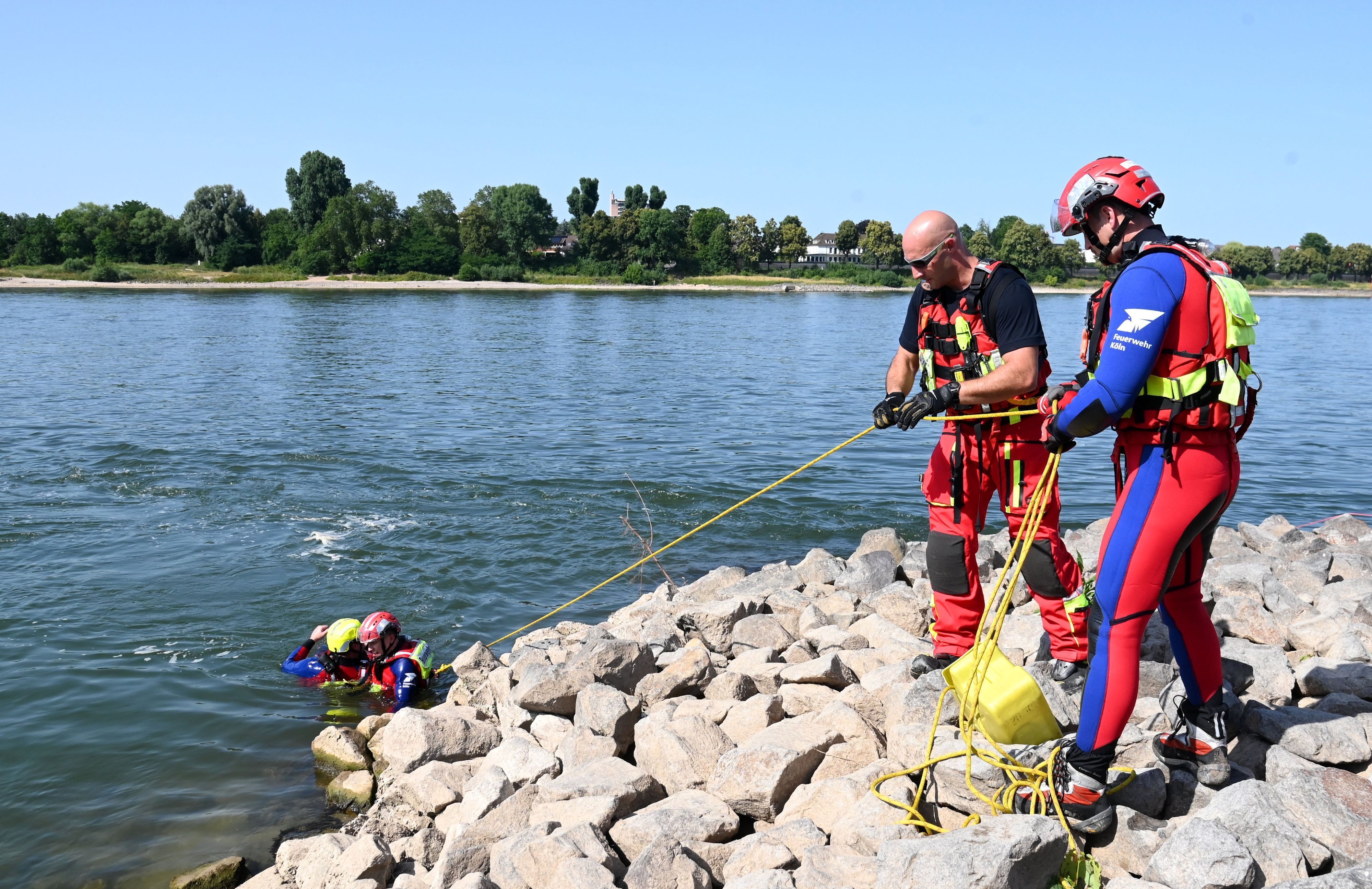 Rettungskräfte demonstrieren die Rettung eines Schwimmers mithilfe einer Leine am Rhein