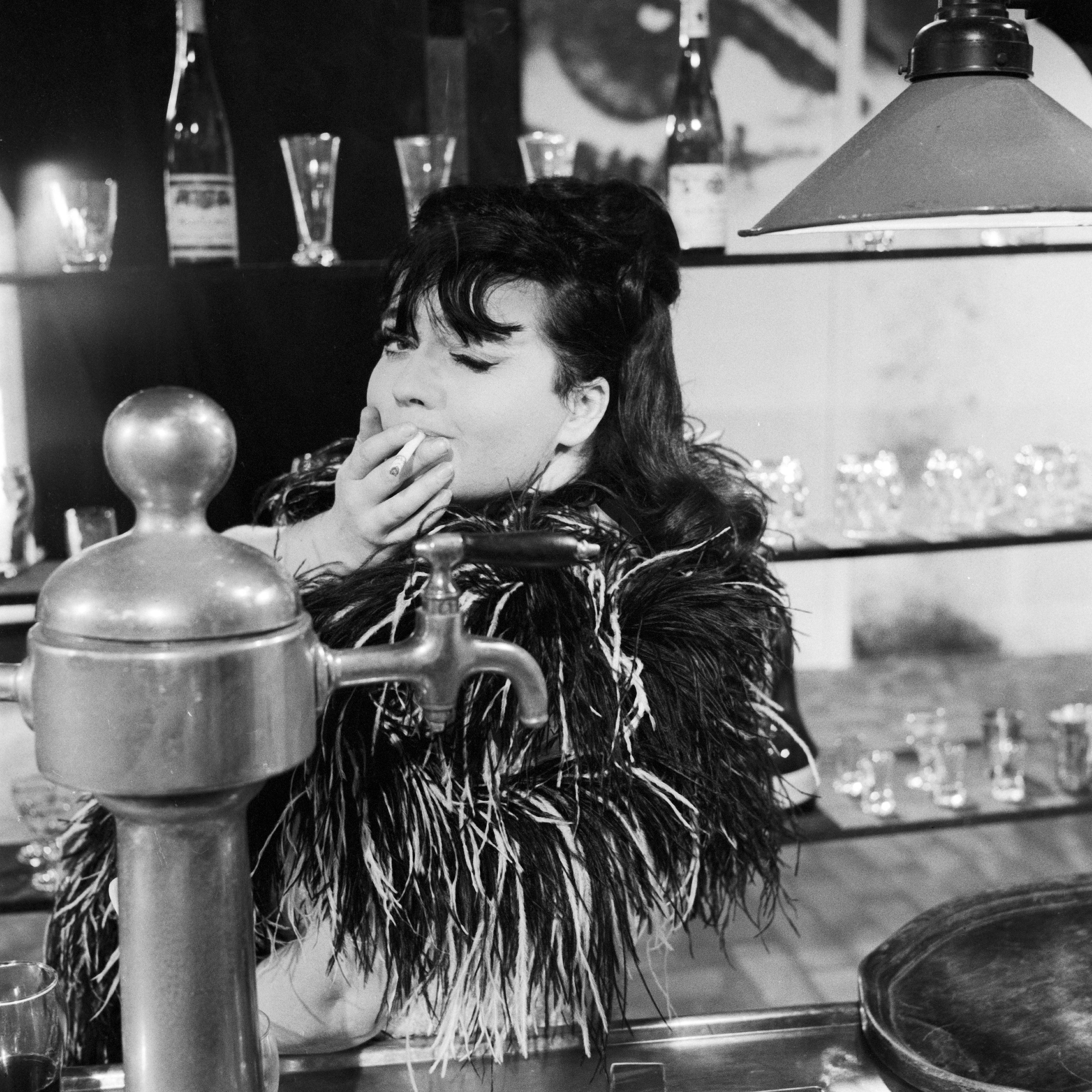 Trude Herr in einer Rolle als Bardame, Anfang 1970er Jahre.