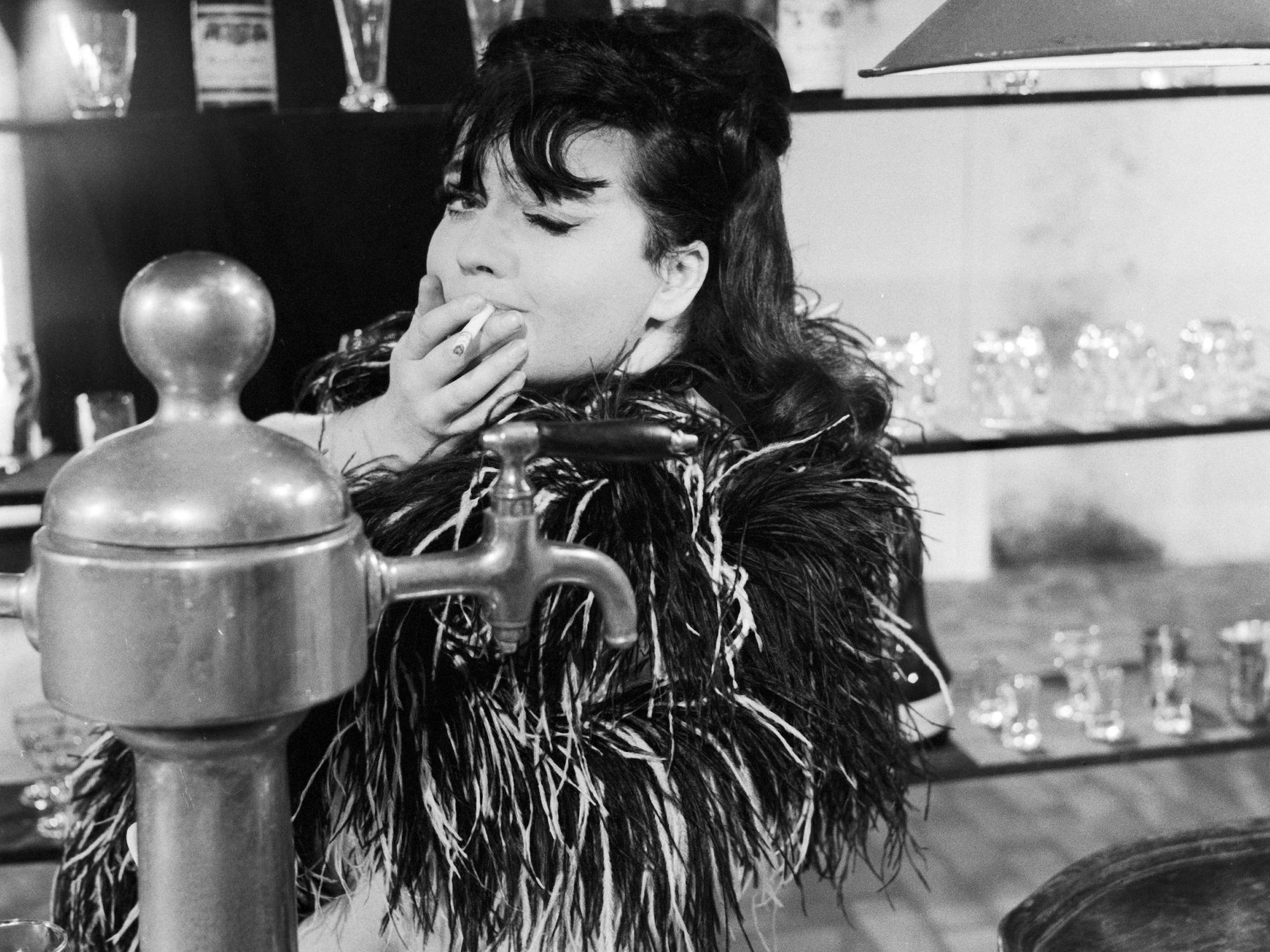 Trude Herr in einer Rolle als Bardame, Anfang 1970er Jahre.