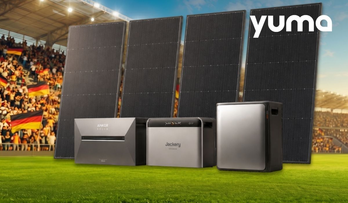 Bild von Yuma: Drei Heimspeicher-Geräte von Anker Solix, EcoFlow und Jackery sowie vier schwarze Solarmodule vor einem vollbesetzten Fußballstadion mit Zuschauern und vielen Deutschland-Fahnen im Hintergrund.