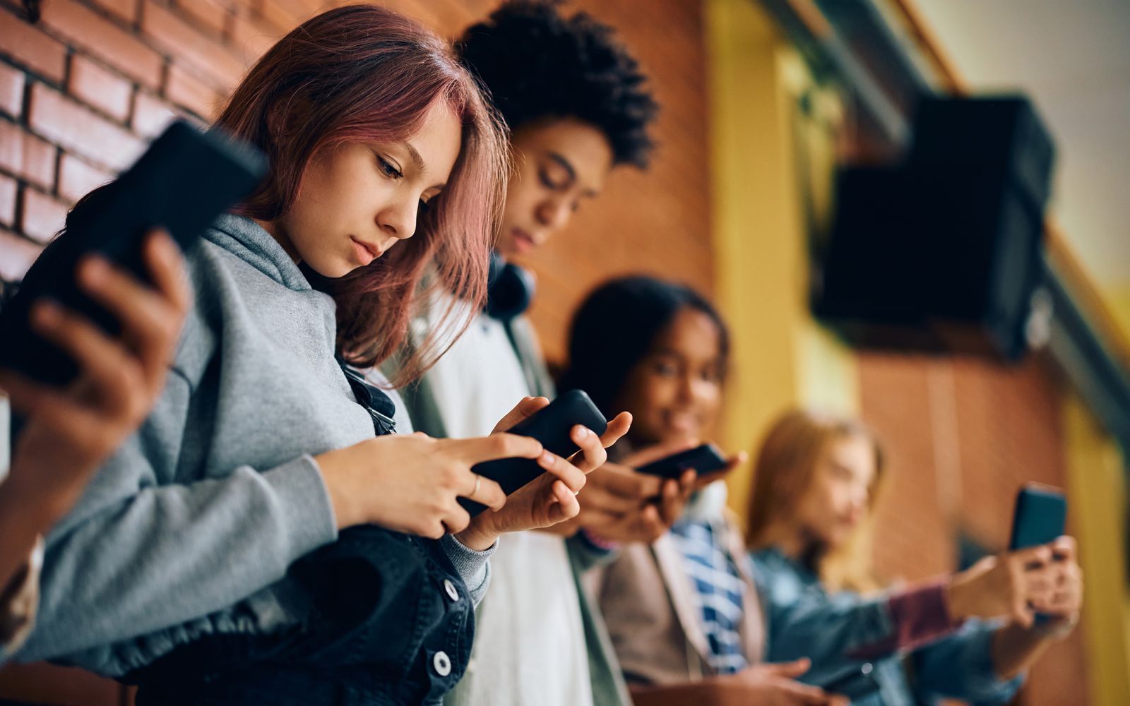 Australische Kinder sind trotz Social-Media-Verbot offenbar weiterhin zahlreich auf den für sie verbotenen Plattformen unterwegs. (Bild: iStock/Drazen Zigic)