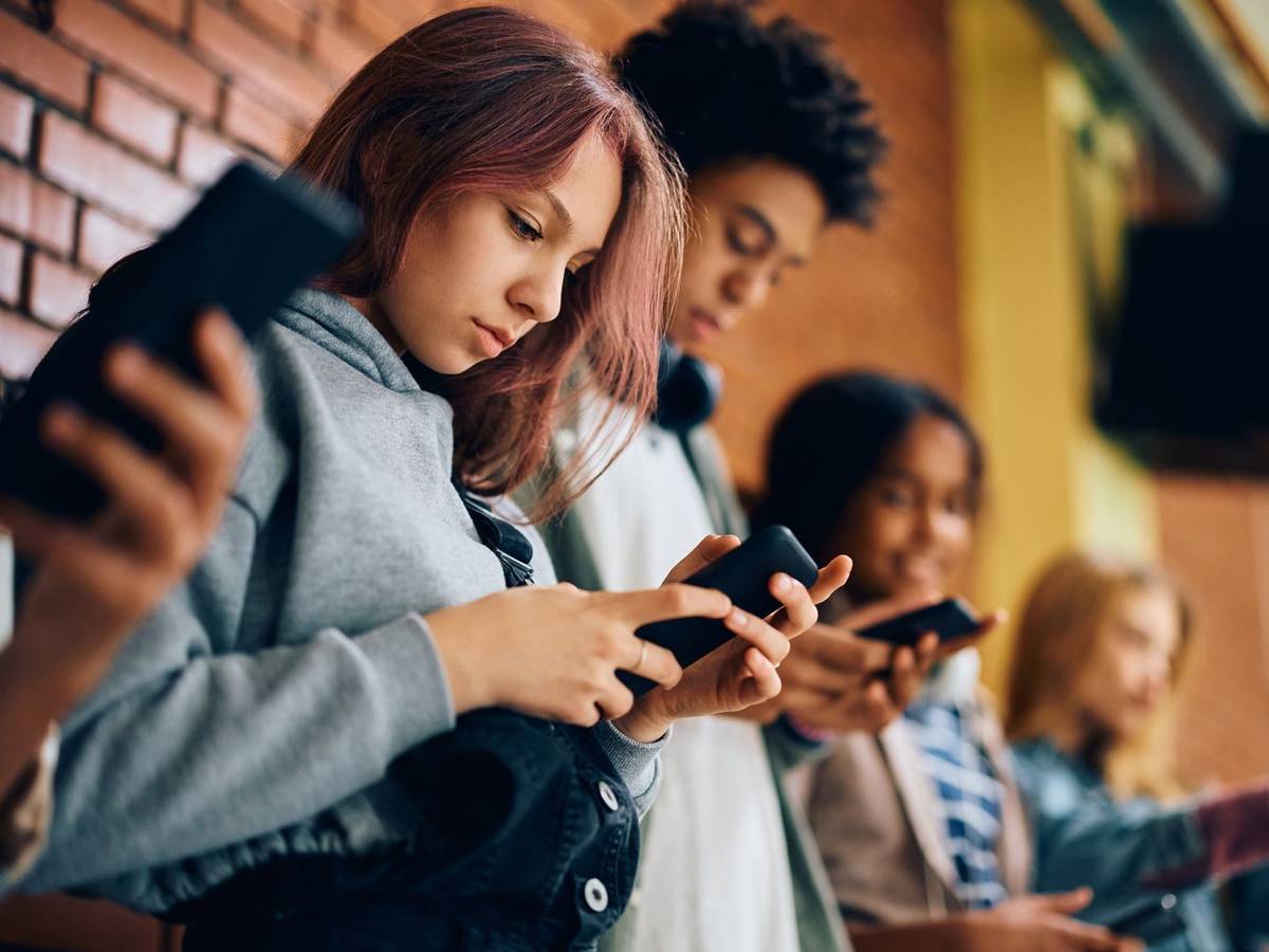 Australische Kinder sind trotz Social-Media-Verbot offenbar weiterhin zahlreich auf den für sie verbotenen Plattformen unterwegs. (Bild: iStock/Drazen Zigic)