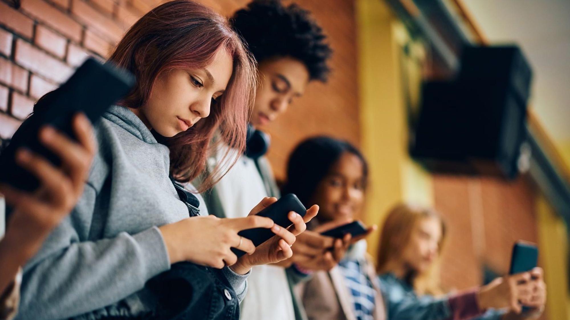 Australische Kinder sind trotz Social-Media-Verbot offenbar weiterhin zahlreich auf den für sie verbotenen Plattformen unterwegs. (Bild: iStock/Drazen Zigic)
