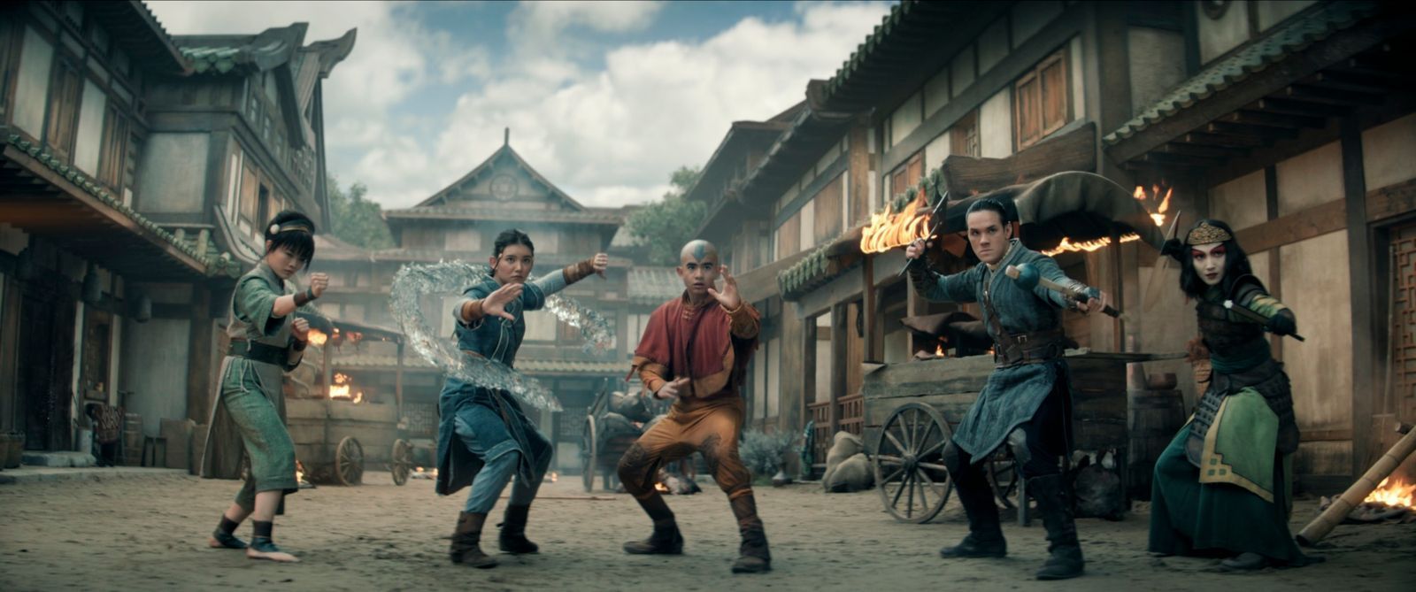 Avatar Aang (Gordon Cormier, Mitte) kann sich auf seine Freunde Toph Beifong (Miya Cech, links), Katara (Kiawentiio, zweite von links), Sokka (Ian Ousley) und Suki (Maria Zhang, rechts) immer verlassen. (Bild: © 2026 Netflix)