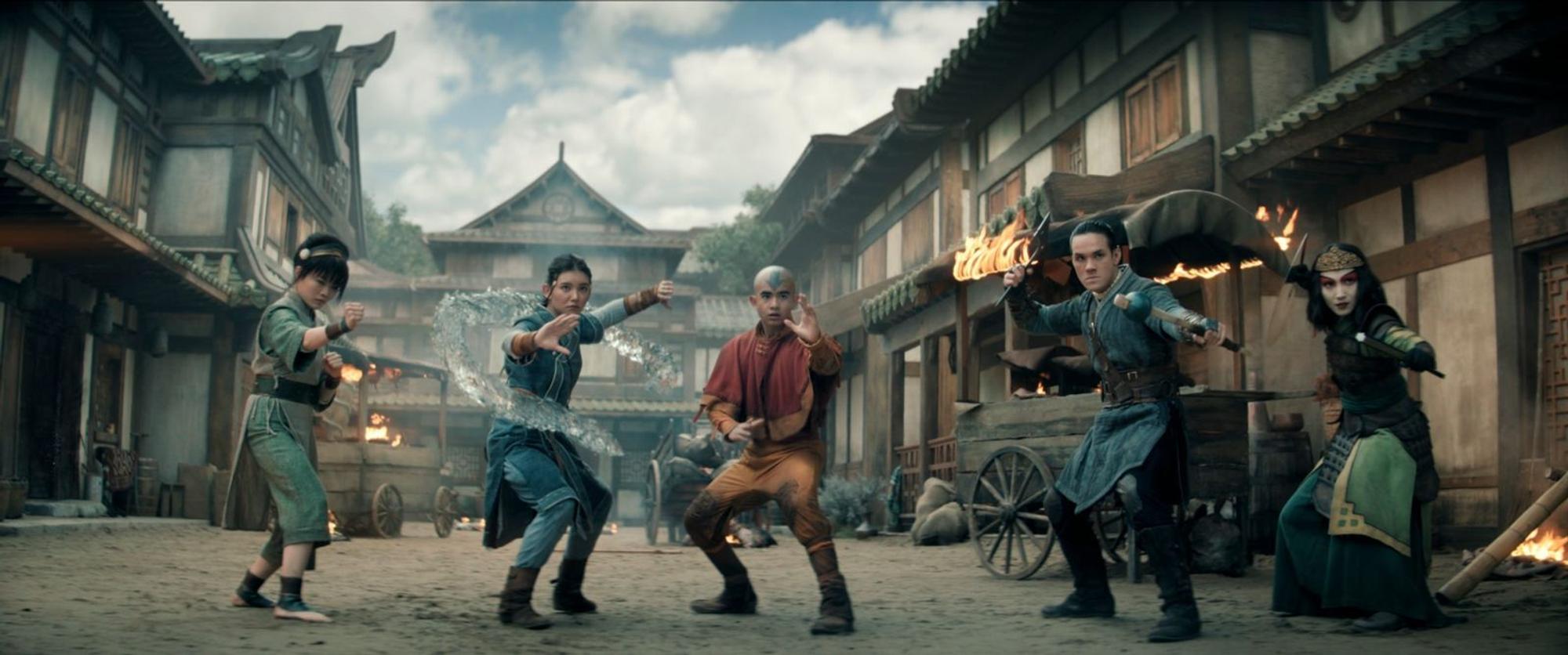 Avatar Aang (Gordon Cormier, Mitte) kann sich auf seine Freunde Toph Beifong (Miya Cech, links), Katara (Kiawentiio, zweite von links), Sokka (Ian Ousley) und Suki (Maria Zhang, rechts) immer verlassen. (Bild: © 2026 Netflix)