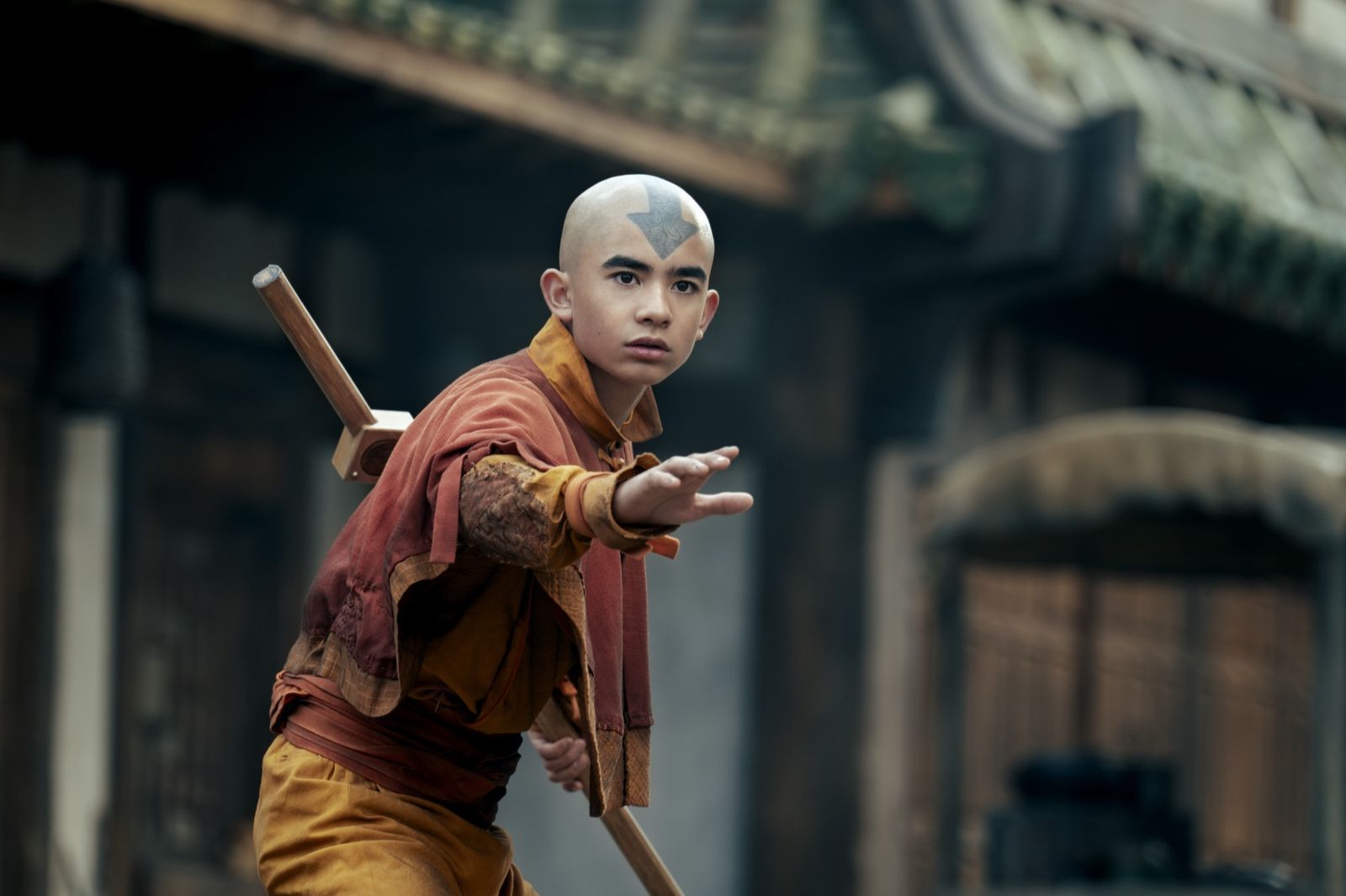 Auf seinen Schultern lastet das Schicksal der Welt: Dabei will Avatar Aang (Gordon Cormier) eigentlich nur Kind und Teenager sein. (Bild: © 2026 Netflix  / Katie Yu)