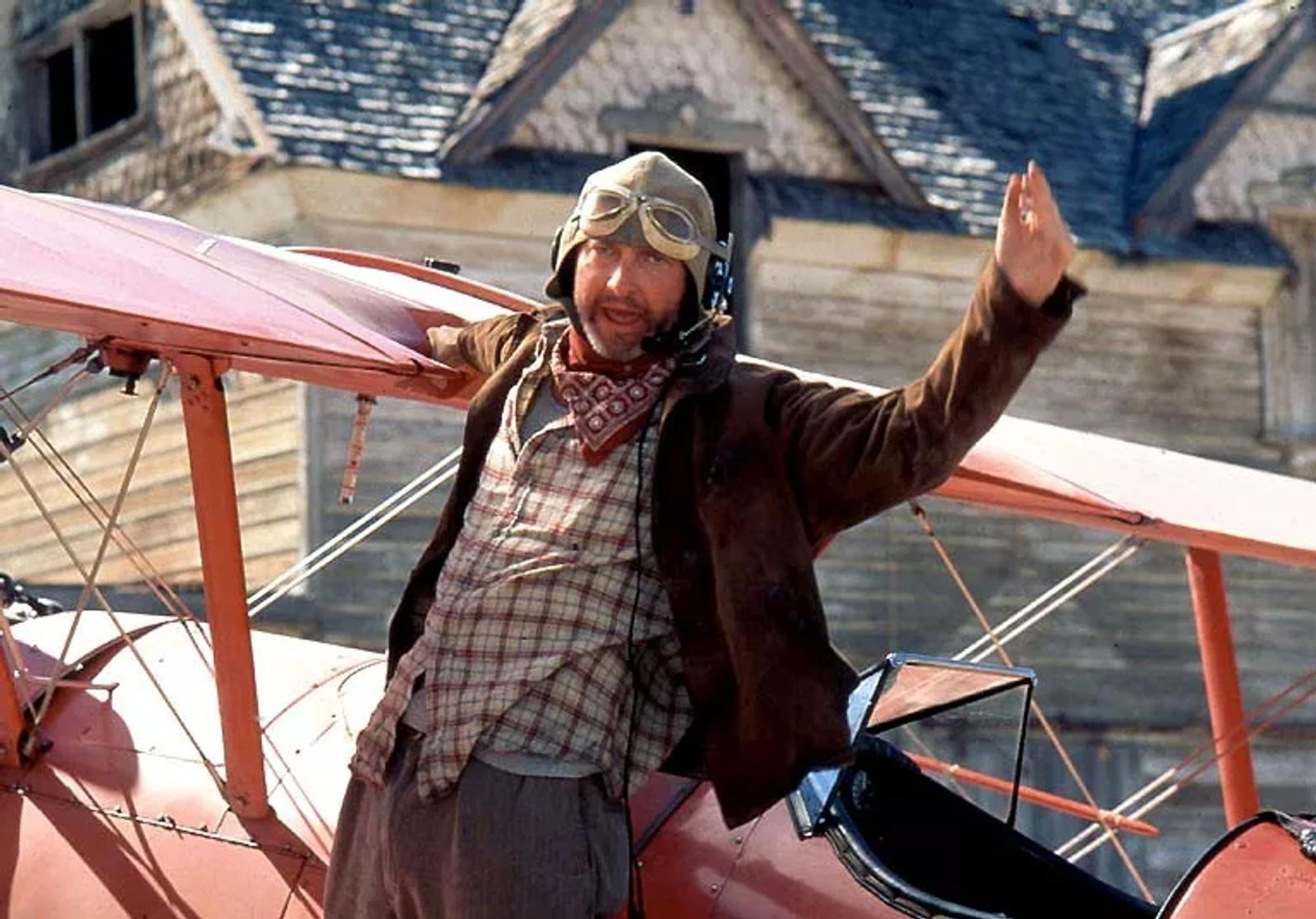 Vietnam-Veteran Russell Casse (Randy Quaid) behauptet, dass ihn vor zehn Jahren Außerirdische entführten und Experimente an ihm durchführten. Als Freiwillige für den Angriff auf das Alienschiff gesucht werden, mutiert der Trunkenbold zum Helden. (Bild: 20th Century Fox)
