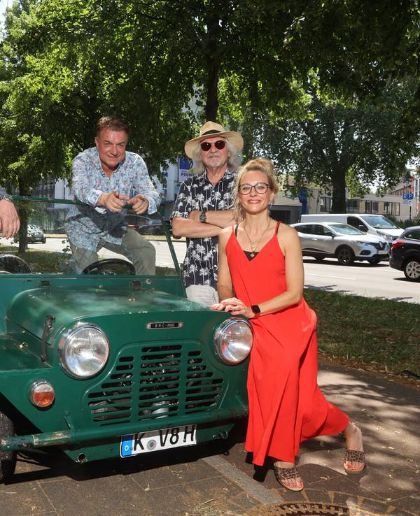Jürgen Fritz, Linus, Tommy Engel und Kirstin Hesse posieren an einem Oldtimer.