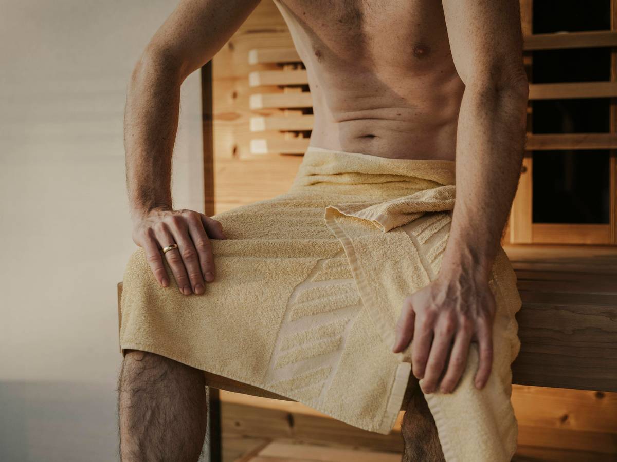 Eine Touristin hat einen Mann aus Schweden in einer Sauna belästigt und wurde dafür verurteilt.