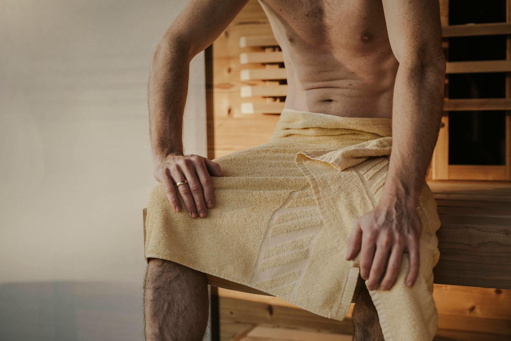 Eine Touristin hat einen Mann aus Schweden in einer Sauna belästigt und wurde dafür verurteilt.