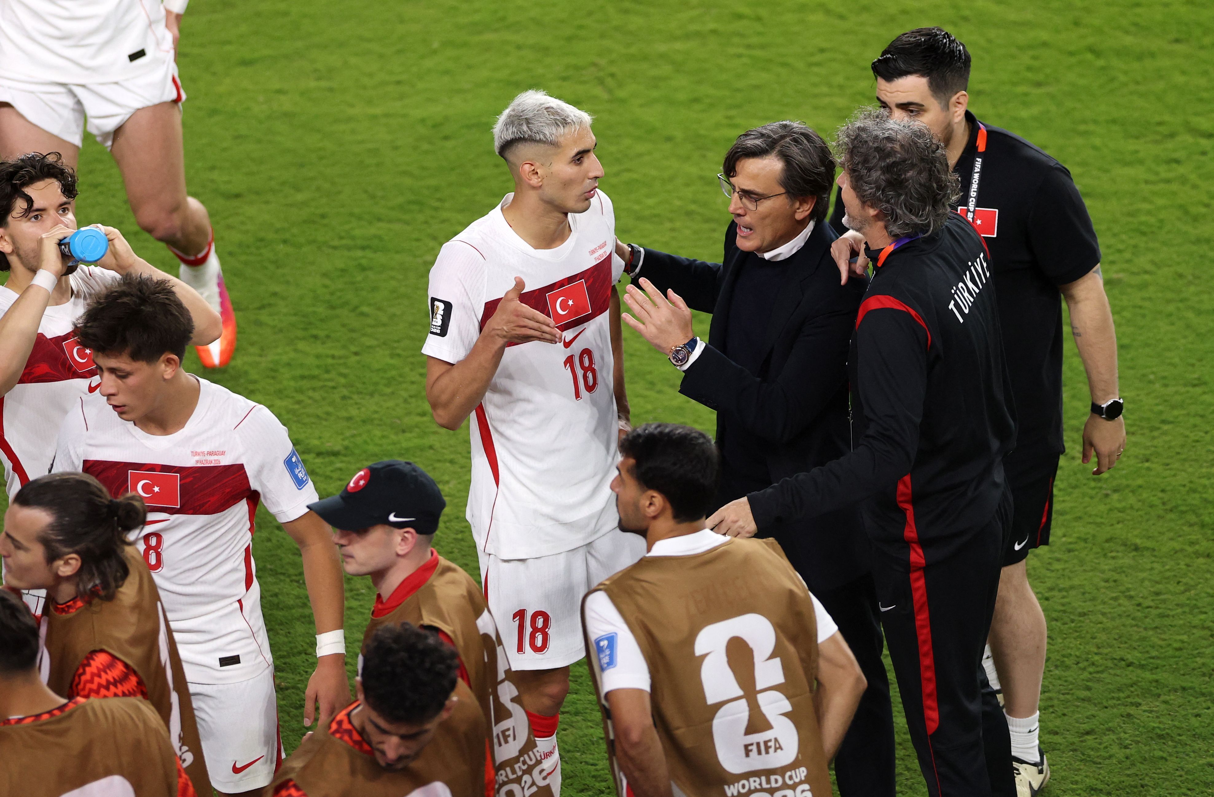 Türkei-Trainer Vincenzo Montella spricht während einer Trinkpause bei der WM 2026 mit Mert Müldür.