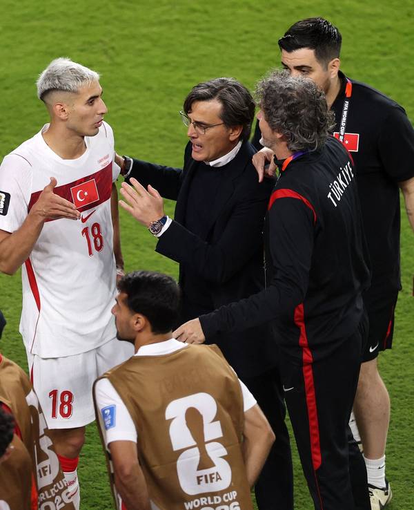 Türkei-Trainer Vincenzo Montella spricht während einer Trinkpause bei der WM 2026 mit Mert Müldür.