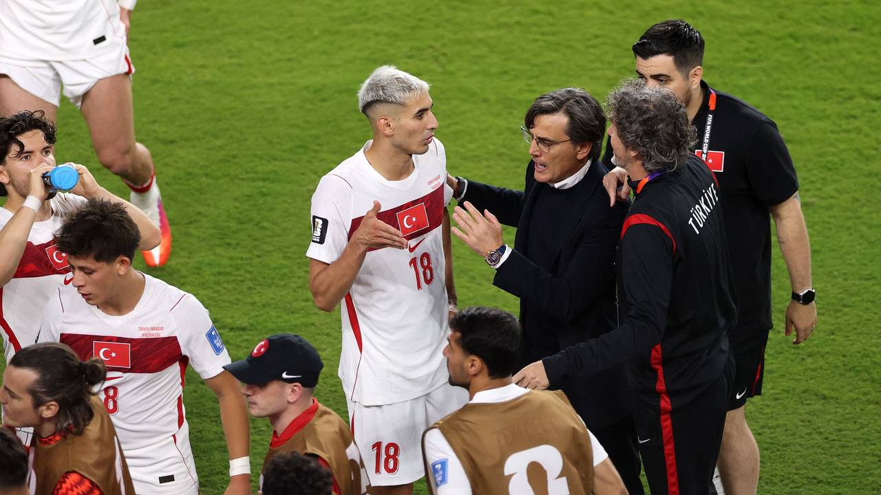 Türkei-Trainer Vincenzo Montella spricht während einer Trinkpause bei der WM 2026 mit Mert Müldür.