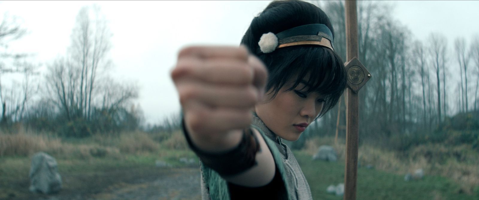 Die begabte Erdbändigerin Toph Beifong (Miya Cech) gehört zu den beliebtesten Figuren der Original-Serie: Sie bleibt auch im Remake ziemlich schlagfertig. (Bild: © 2026 Netflix)