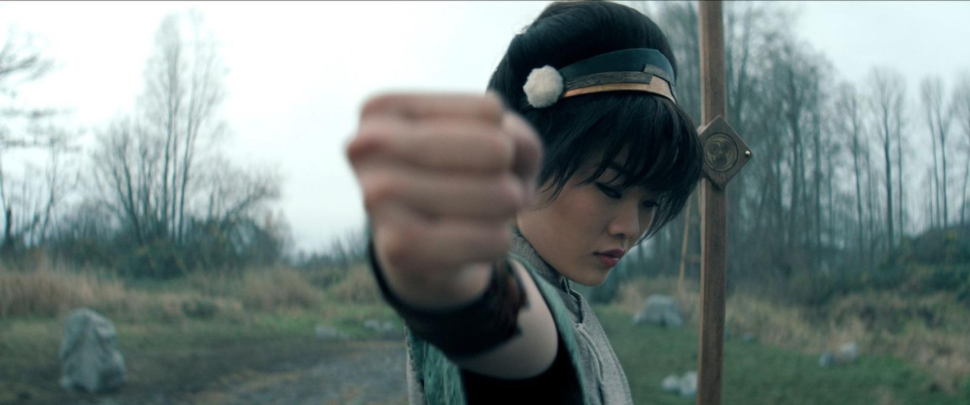 Die begabte Erdbändigerin Toph Beifong (Miya Cech) gehört zu den beliebtesten Figuren der Original-Serie: Sie bleibt auch im Remake ziemlich schlagfertig. (Bild: © 2026 Netflix)