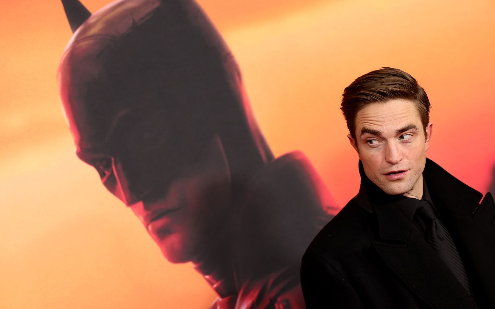 Nach seinem gelungenen Auftritt in „The Batman“ schlüpft Robert Pattinson erneut ins Küstüm des dunklen Ritters. Der zweite Teil einer geplanten Trilogie soll im 2027 ins Kino kommen. (Bild: Getty Images/Dimitrios Kambouris)