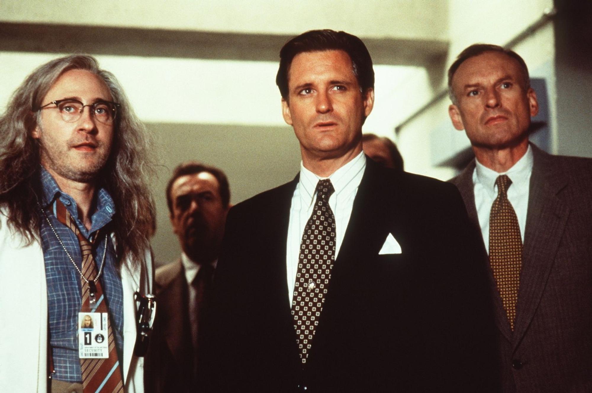 Dr. Brackish Okun (Brent Spiner, links) ist der wissenschaftliche Leiter auf Area 51 und wird von einem Alien als Geisel genommen. (Bild: 20th Century Fox)
