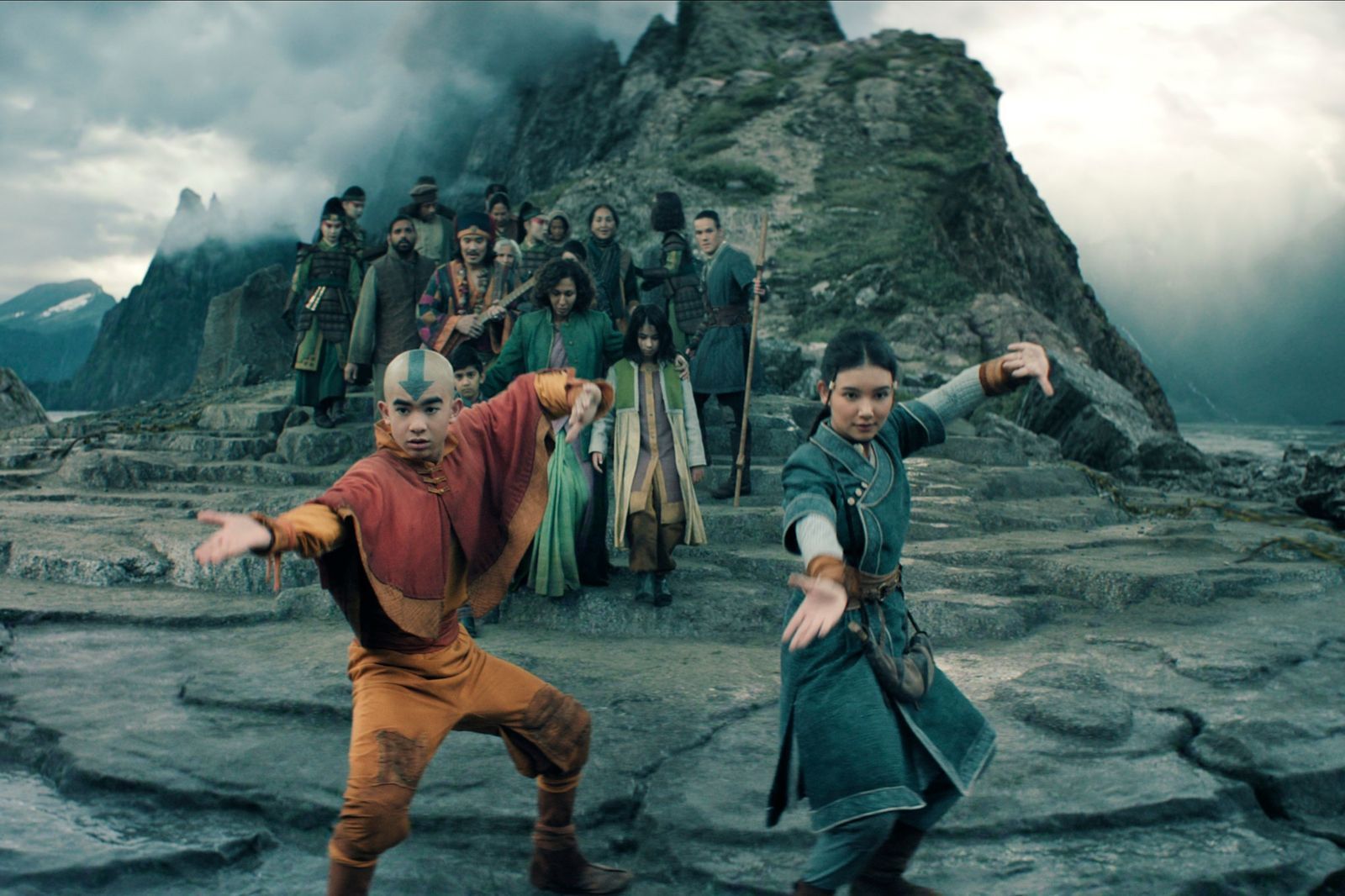 Avatar Aang (Gordon Cormier) und seine beste Freundin Katara (Kiawentiio) wollen die aggressive Feuernation besiegen, kümmern sich aber erstmal um Flüchtlinge. (Bild: © 2026 Netflix)