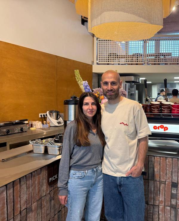 Rafet Aydogdu und seine Frau Sati Aydogdu stehen in der Filiale von Crop Coffee an der Apostelnstraße.