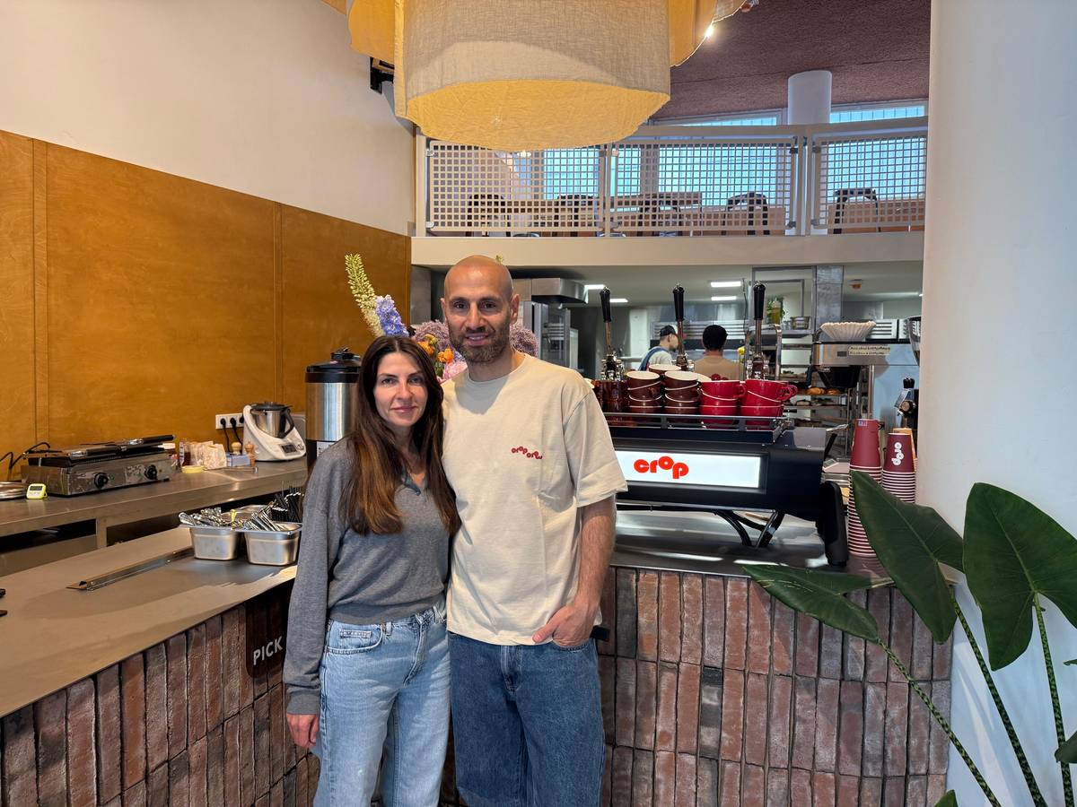 Rafet Aydogdu und seine Frau Sati Aydogdu stehen in der Filiale von Crop Coffee an der Apostelnstraße.