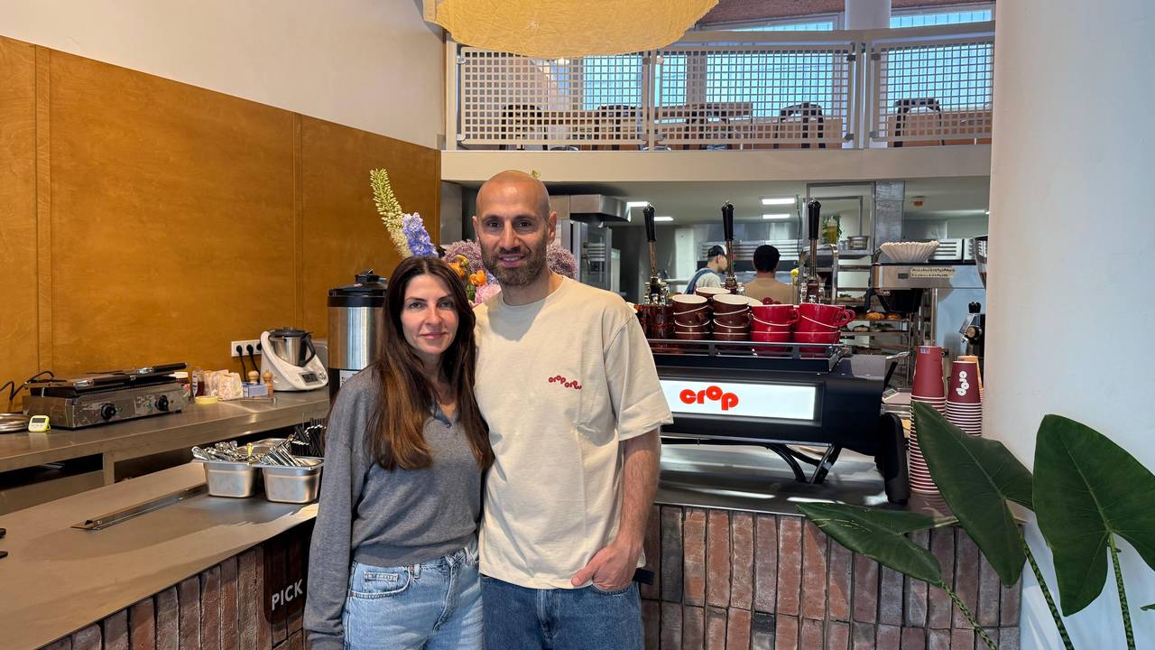 Rafet Aydogdu und seine Frau Sati Aydogdu stehen in der Filiale von Crop Coffee an der Apostelnstraße.