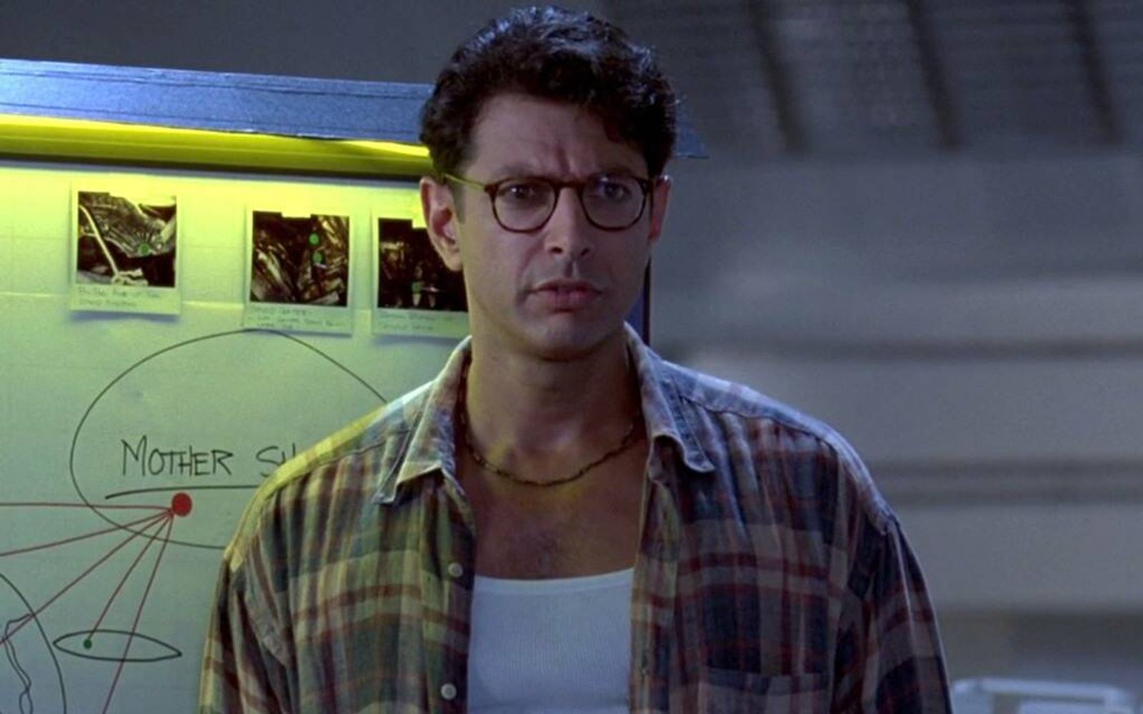 Der Techniker David Levinson (Jeff Goldblum) entdeckt, dass die Satellitenstörungen, die weltweit auftreten, durch einen geheimen Code verursacht werden. (Bild: 20th Century Fox)
