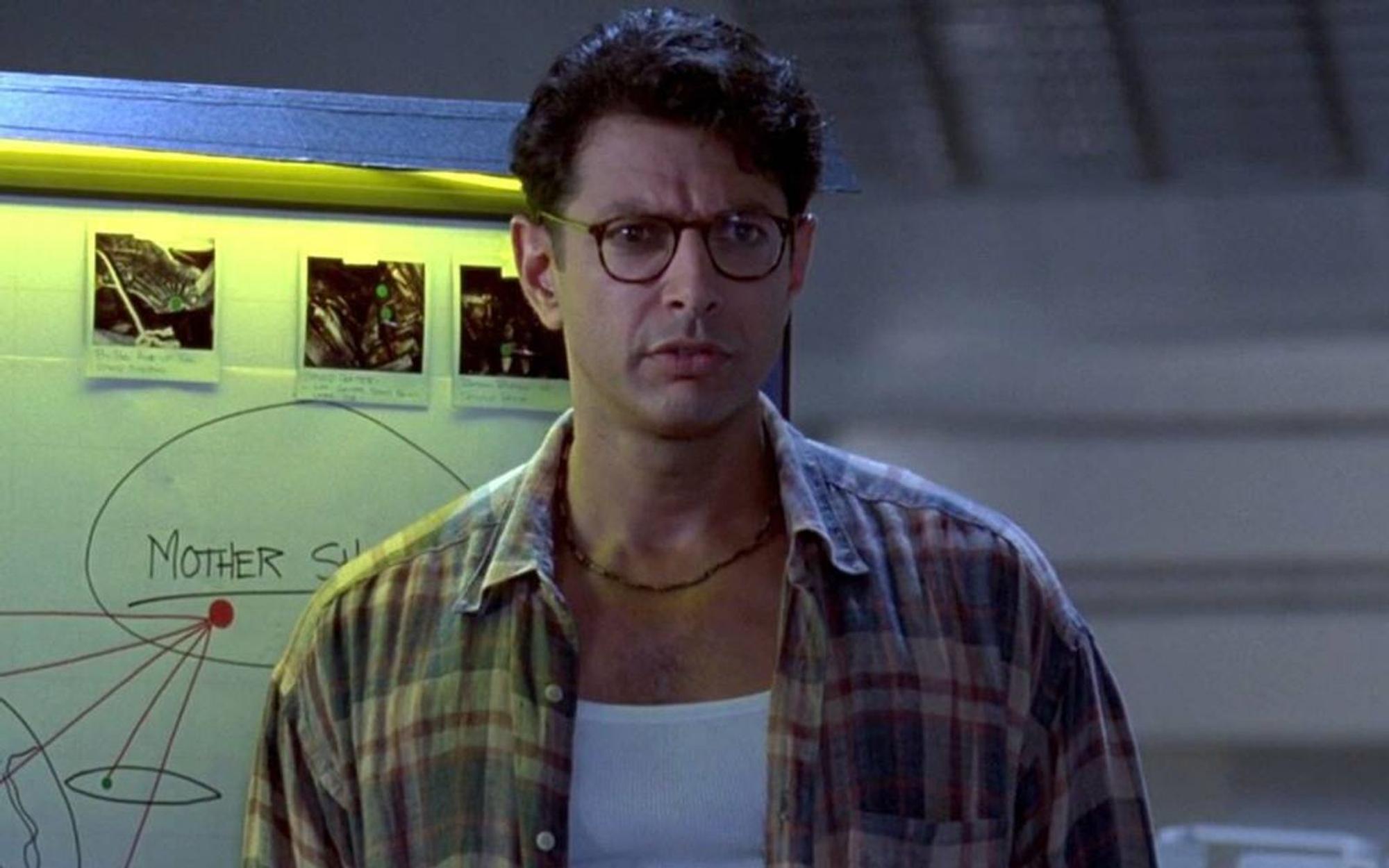 Der Techniker David Levinson (Jeff Goldblum) entdeckt, dass die Satellitenstörungen, die weltweit auftreten, durch einen geheimen Code verursacht werden. (Bild: 20th Century Fox)
