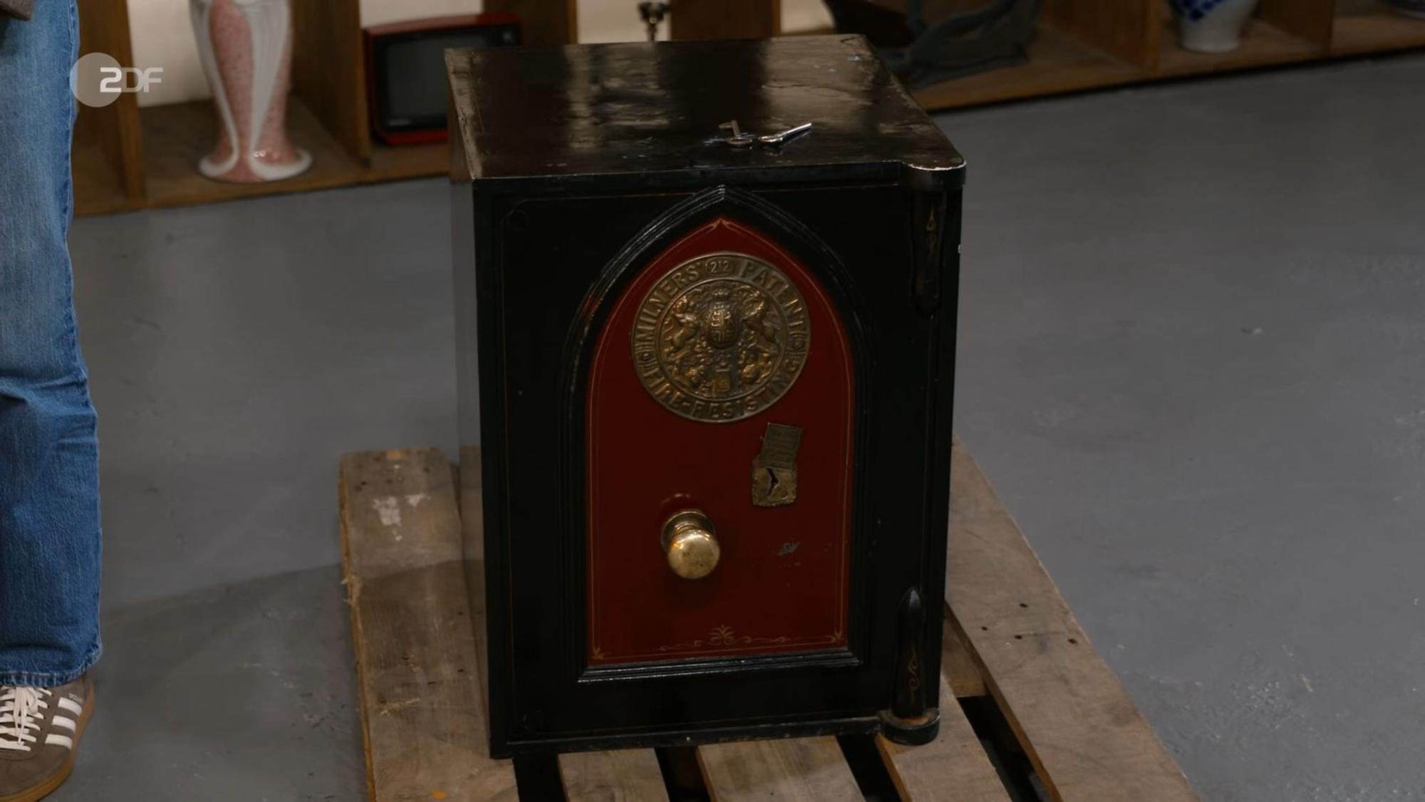 Der alte Familienschatz brachte stolze 200 Kilogramm und mehr auf die Waage. (Bild: ZDF)