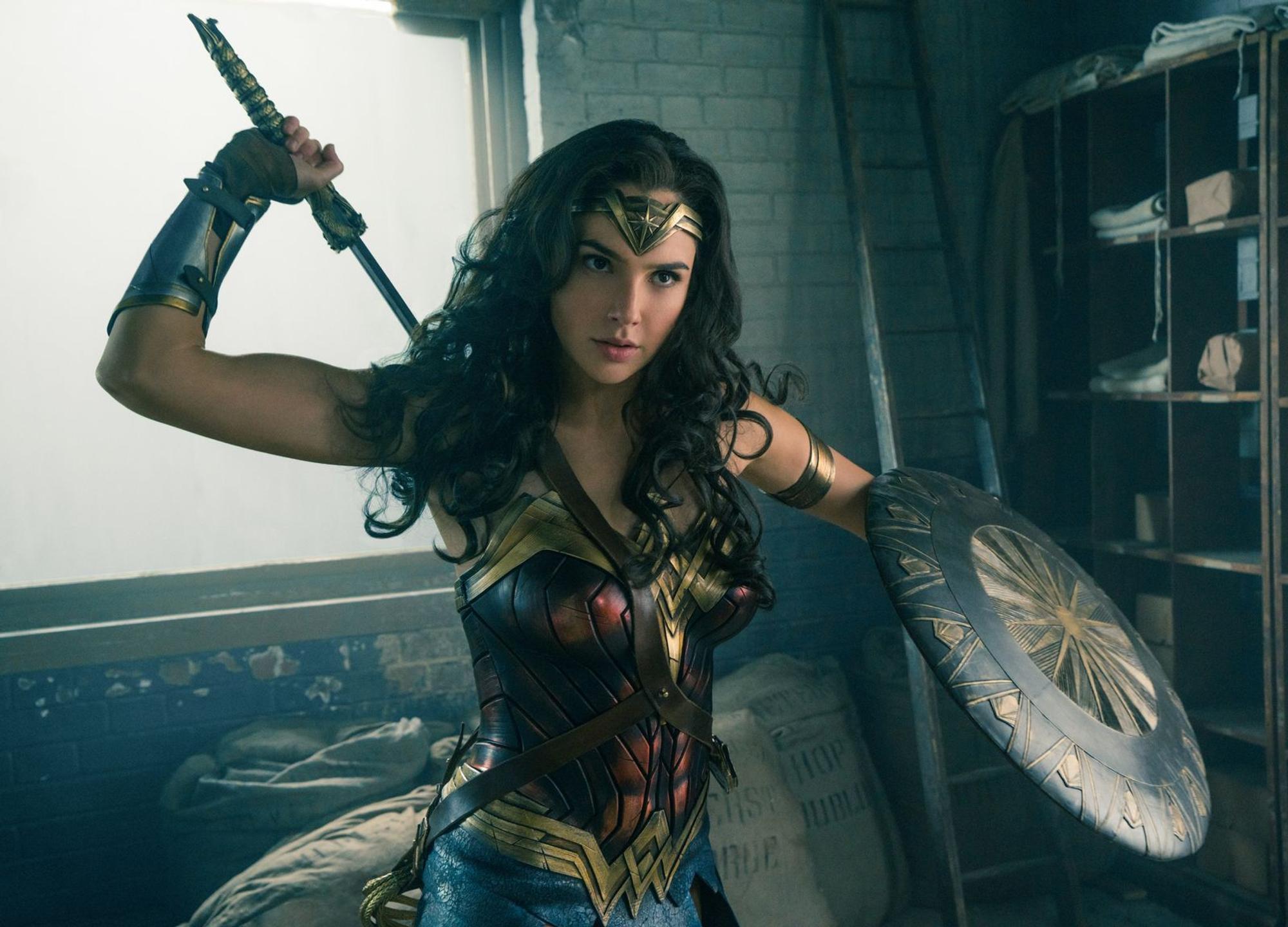 Auch für Fans der Amazonenprinzessin hatte Gunn zuletzt gute Neuigkeiten: „Wir arbeiten an Wonder Woman. Wonder Woman wird gerade geschrieben“, erklärte Gunn. Er bestätigte zudem, dass er die Rolle der Wonder Woman im neuen DC-Universum noch nicht besetzt habe. (Bild: 2016 Warner Bros. Entertainment)