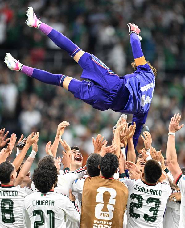 Guillermo Ochoa wurde nach Schlusspfiff von seinen Teamkollegen gefeiert und in die Luft geworfen.