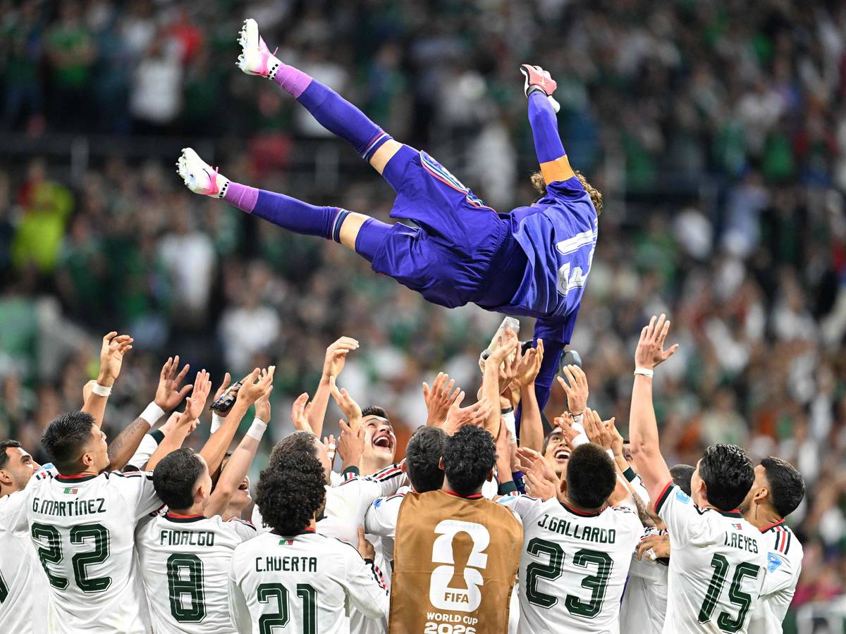 Guillermo Ochoa wurde nach Schlusspfiff von seinen Teamkollegen gefeiert und in die Luft geworfen.