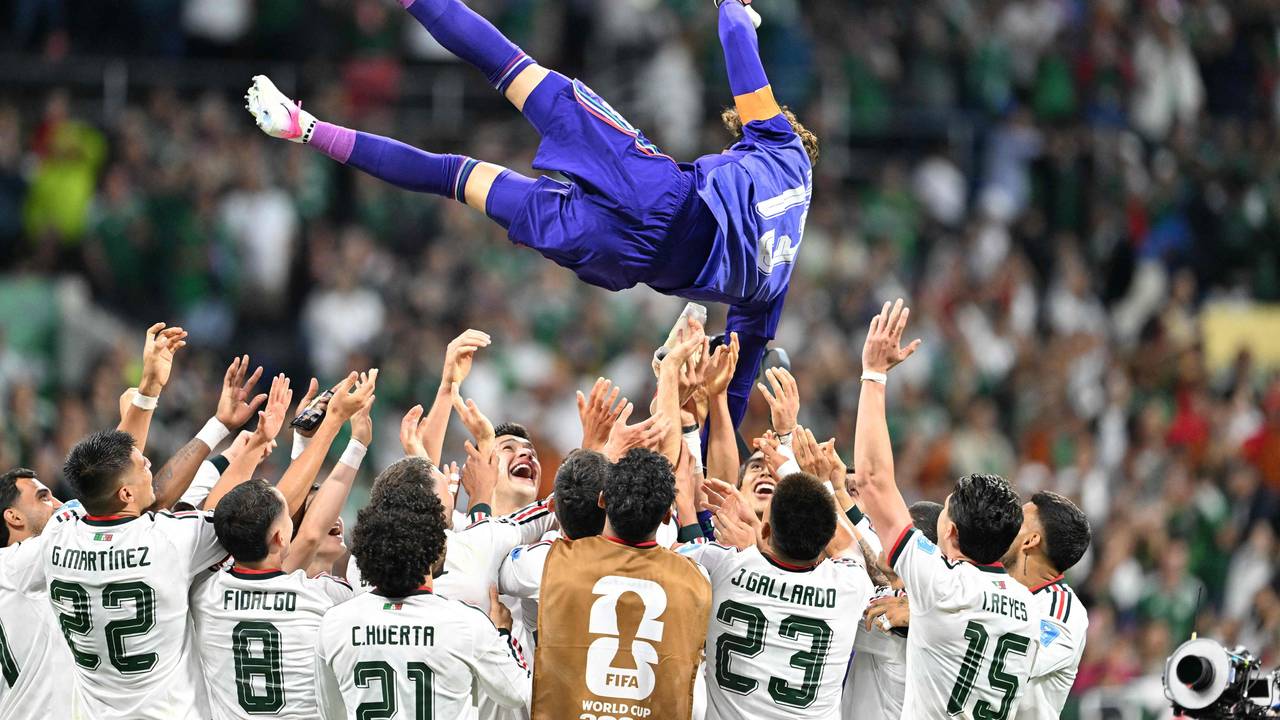 Guillermo Ochoa wurde nach Schlusspfiff von seinen Teamkollegen gefeiert und in die Luft geworfen.