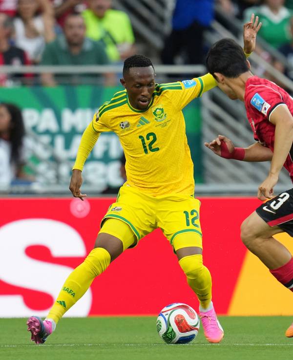 Zweikampf beim WM-Spiel zwischen Südafrika und Südkorea.
