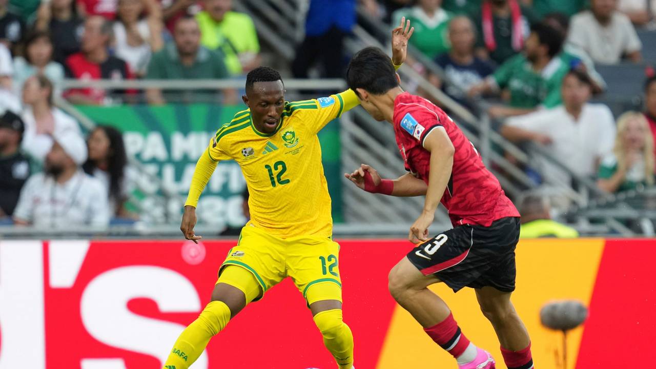 Zweikampf beim WM-Spiel zwischen Südafrika und Südkorea.