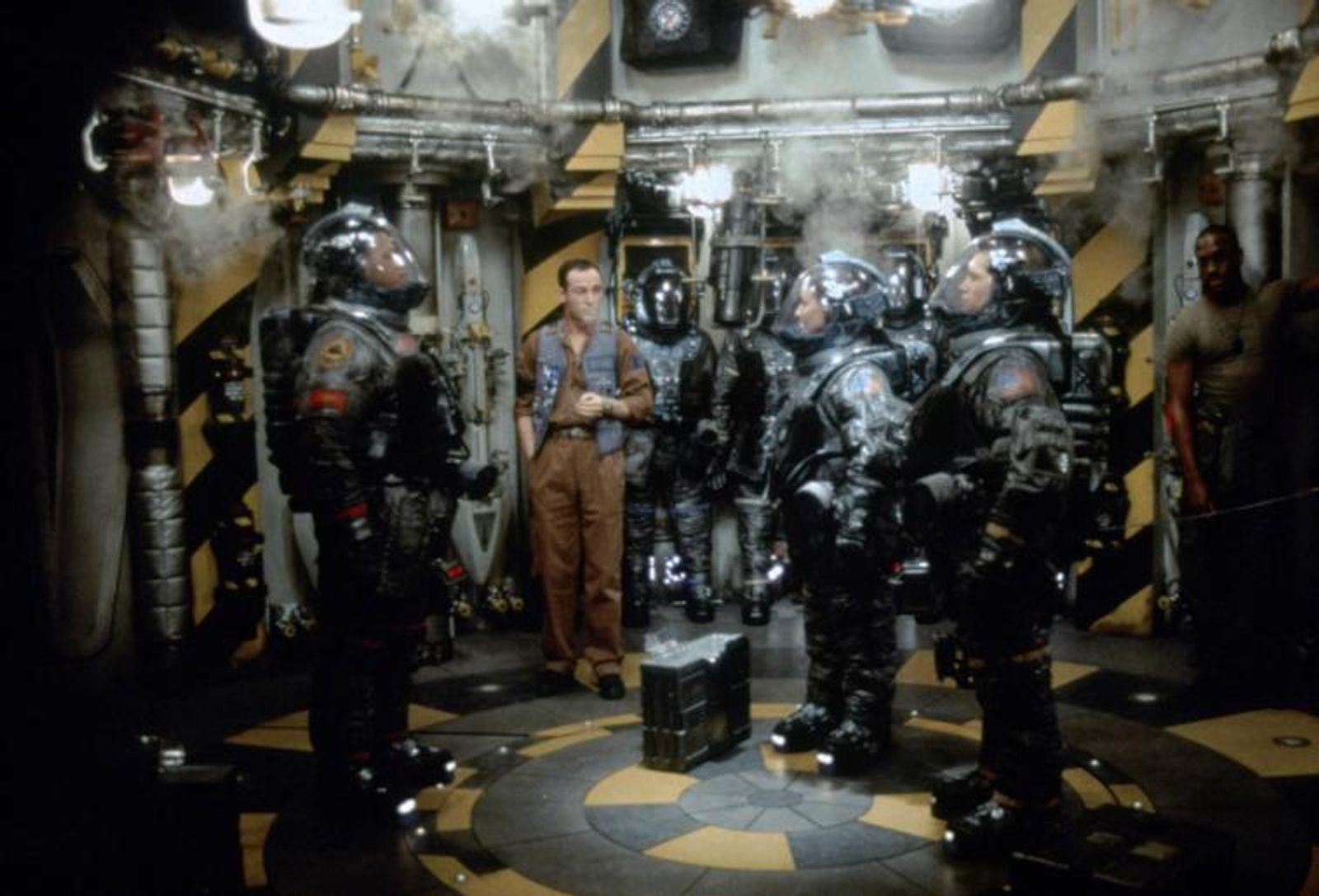 Captain Miller (Laurence Fishburne) und seine Crew sollen die „Event Horizon“ bergen.  (Bild: Paramount Pictures)