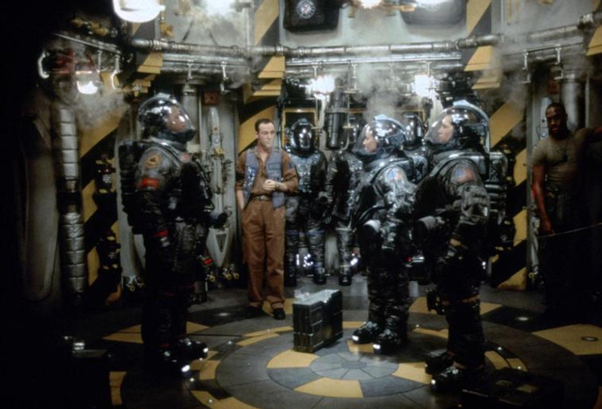 Captain Miller (Laurence Fishburne) und seine Crew sollen die „Event Horizon“ bergen. (Bild: Paramount Pictures)