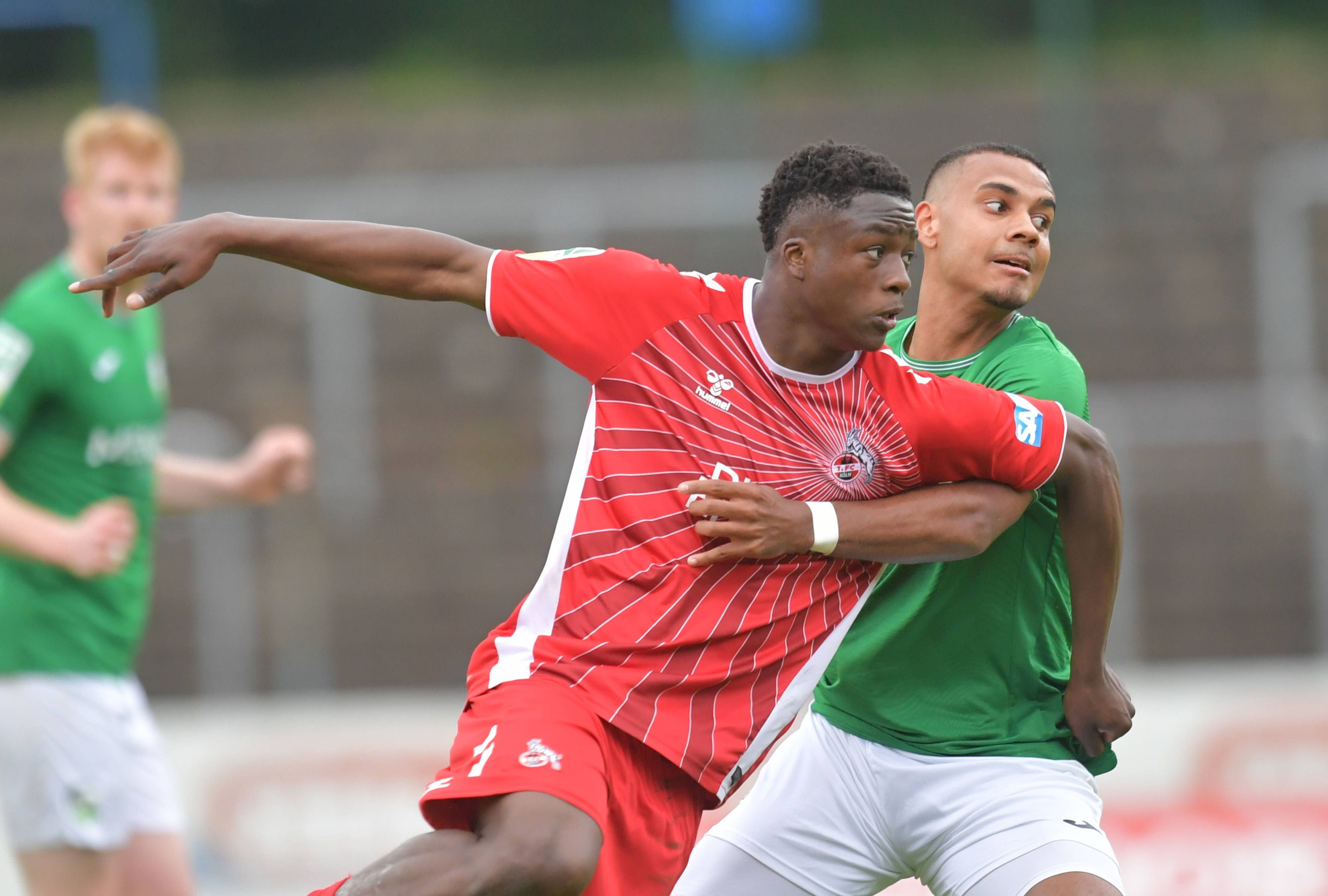 David Winke (FC Gütersloh, rechts) gegen Mansour Ouro-Tagba (1. FC Köln).
