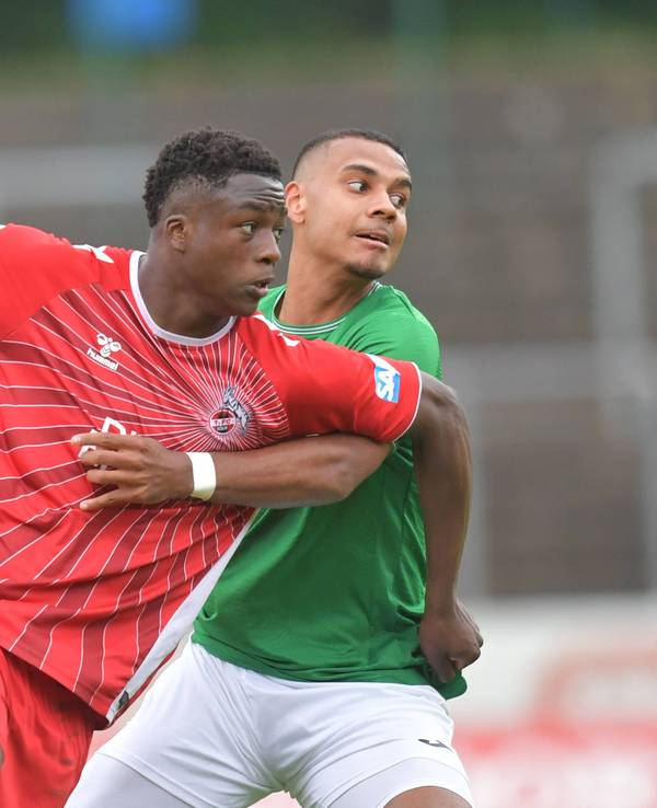 David Winke (FC Gütersloh, rechts) gegen Mansour Ouro-Tagba (1. FC Köln).