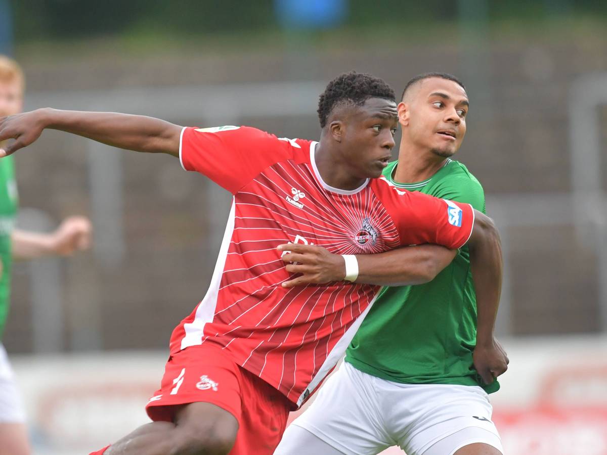 David Winke (FC Gütersloh, rechts) gegen Mansour Ouro-Tagba (1. FC Köln).
